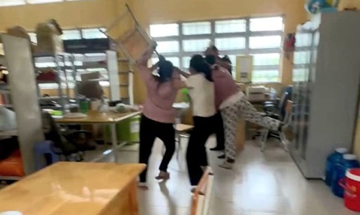 Đoạn video ghi lại hiện trường người thân của nữ sinh lớp 10 đến trường tìm gặp, hành hung giáo viên ở Tây Ninh. Ảnh: Cắt từ video