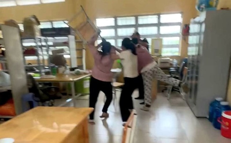 The video recorded the scene of a female 10th grade student's relatives going to school to meet and assault a teacher in Tay Ninh. Photo: Cut from video