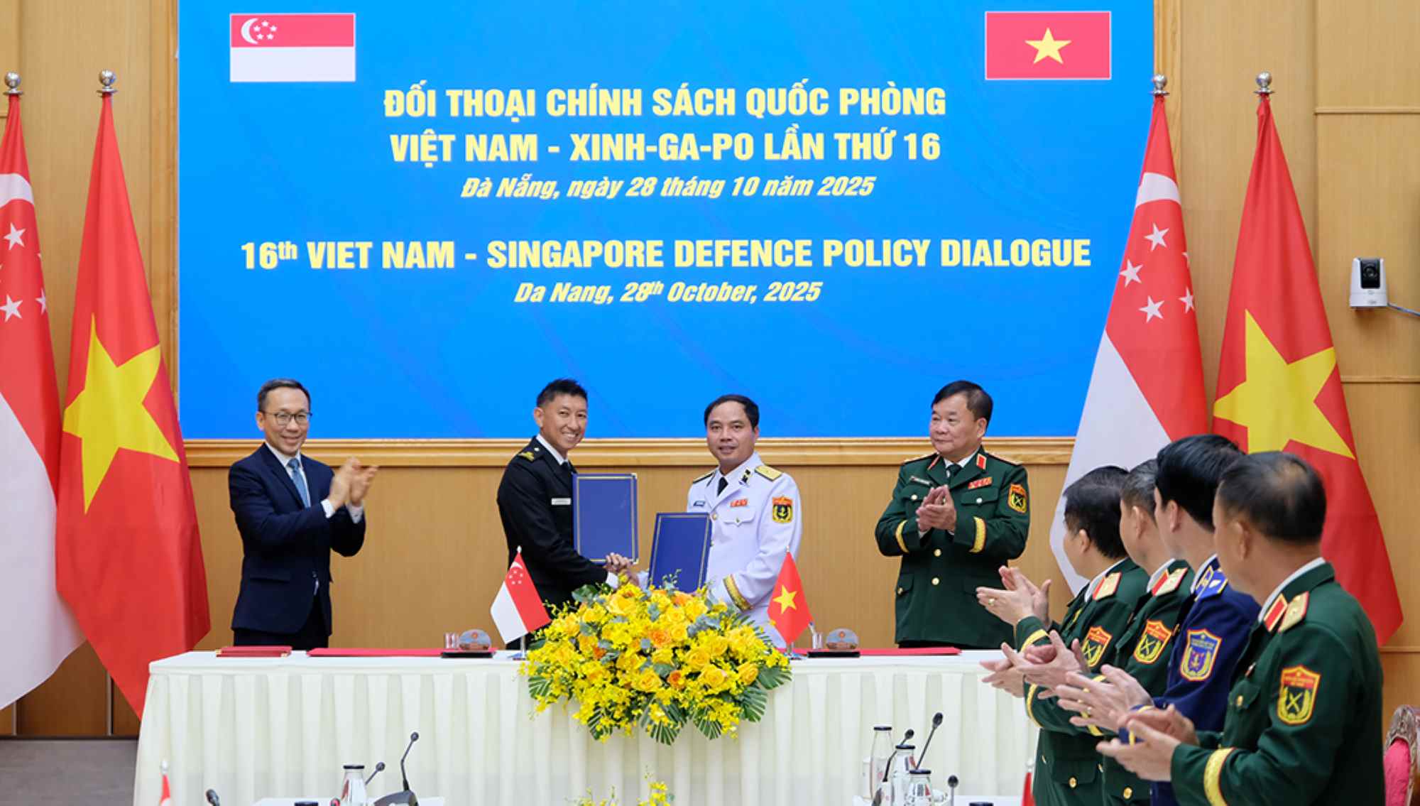 Lễ ky kết văn kiên hợp tac giữa lực lượng Hai quân hai nước Viet Nam, Singapore. Anh: Nguyen Thanh