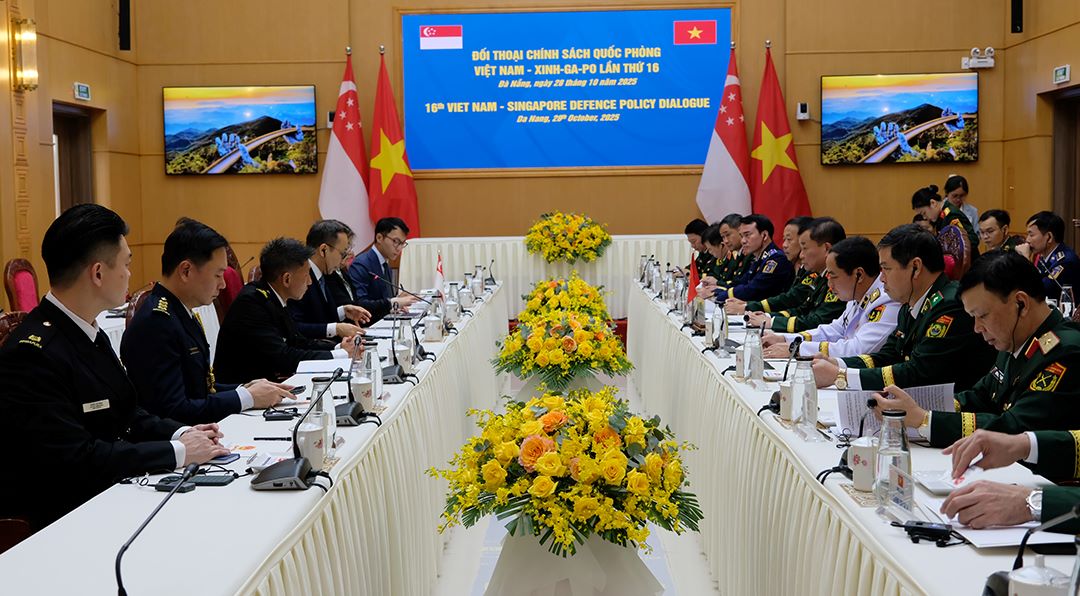 Singapore had a defense dialogue with Vietnam in Da Nang on the morning of October 28. Photo: Nguyen Thanh