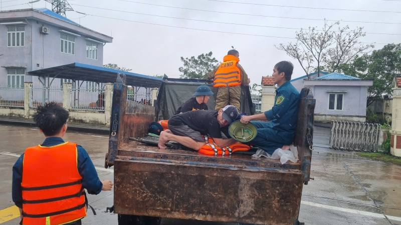 Nguoi dan dung thuyen dua cac nan nhan bi ngat khi o Da Nang ra duong lon, so cuu truoc khi chuyen vien. Anh: Truong An