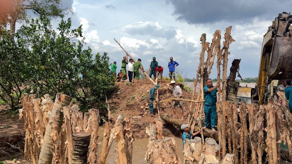 Luc luong chuc nang trien khai gia co khu vuc sat lo ven song nham bao ve an toan cho nguoi dan. Anh: Hoang Loc