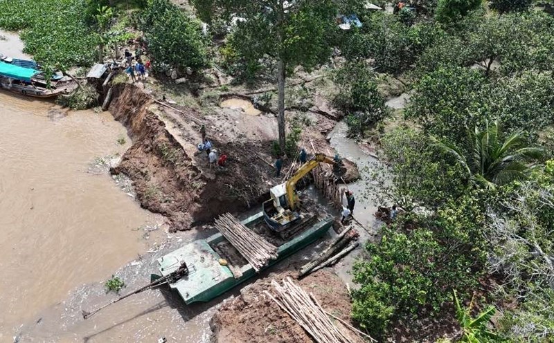 The dike section in Con Thanh Long area, Quoi Thien commune, Vinh Long province was broken, water flooded strongly into the production area, threatening the lives of people living along the river. Photo: Hoang Loc