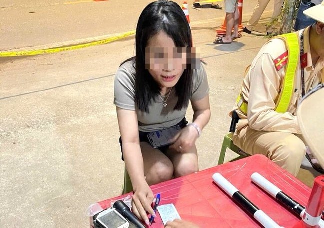 Nữ tài xế vi phạm nồng độ cồn mức 0,738 mg/lít khí thở. Ảnh: Văn Chương.