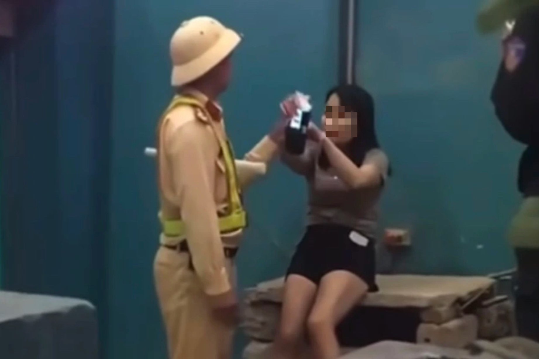 Nữ tài xế hất văng máy đo nồng độ cồn của lực lượng CSGT. Ảnh: Quang Huy.