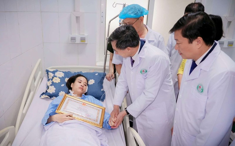 El profesor Dr. Tran Van Thuan Viceministro de Salud entrego un certificado de merito del Ministerio de Salud a la enfermera Nguyen Thuy Trang por sus valientes acciones para proteger la vida de los pacientes y sus familias. Foto: Ngoc Anh