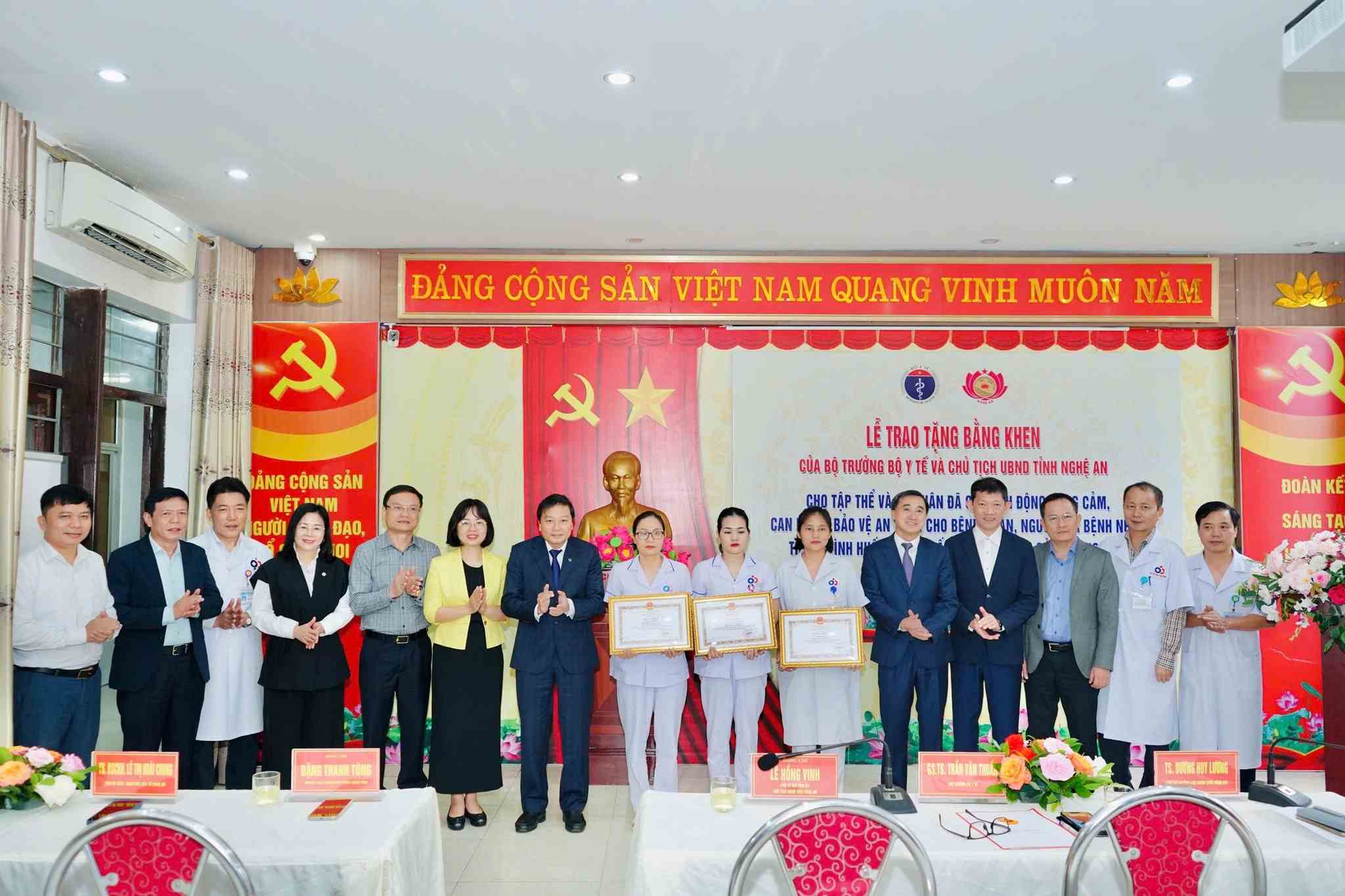 Chu tich UBND tinh Nghe An Le Hong Vinh trao Bang khen cua UBND tinh Nghe An cho cac tap the, ca nhan. Anh: Ngoc Anh