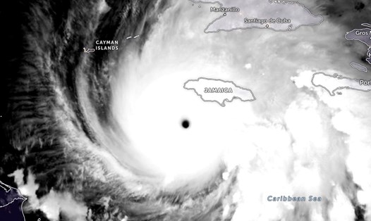 Siêu bão Melissa mạnh nhất năm 2025 đem theo đám mây khổng lồ trút mưa dữ dội. Ảnh: NOAA