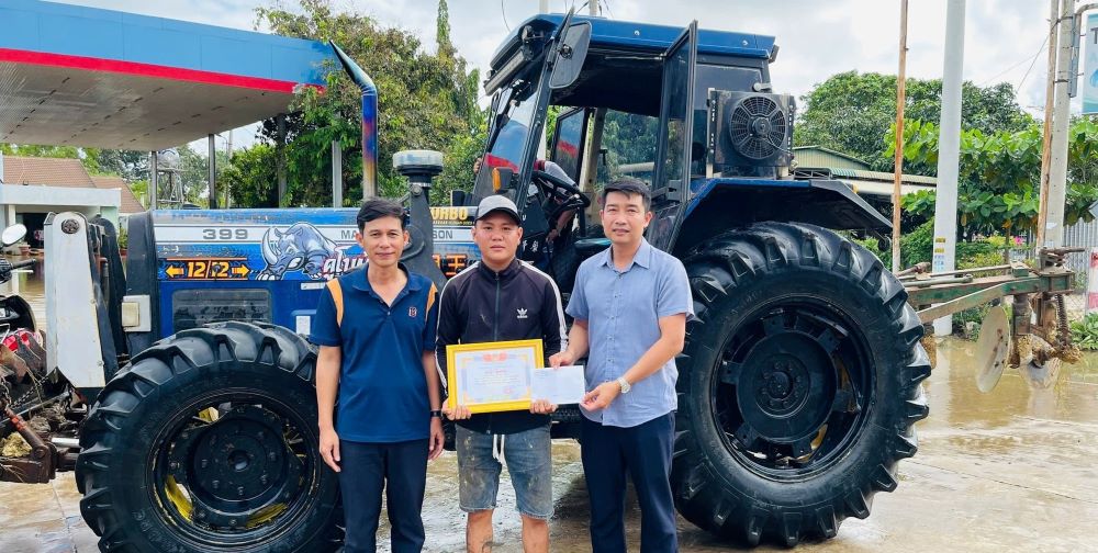 Ong Thai Thanh Bi - Bi thu Dang uy xa Song Luy khen thuong anh Nguyen Duy Tan. Anh: Pham Duy