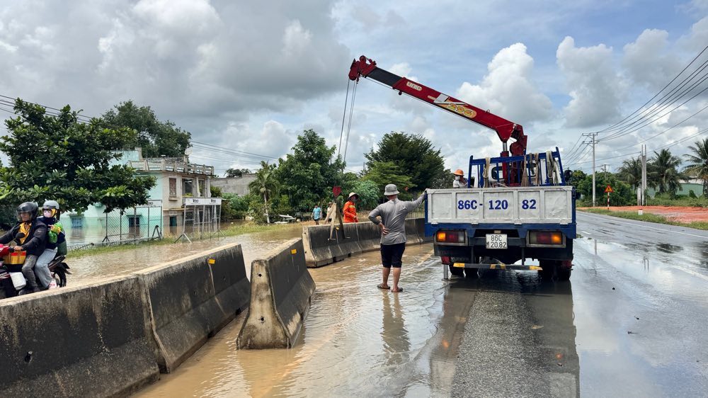 Xe cau lap lai cac dai phan cach. Anh: Duy Tuan