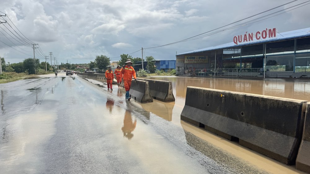 Nuoc da rut tren mat duong Quoc lo 1, cac xe co the luu thong tro lai. Anh: Duy Tuan