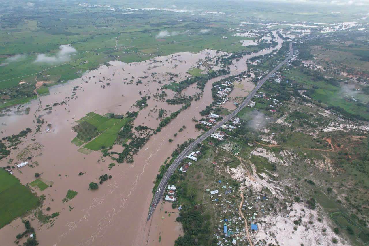 Nuoc tu dong Song Luy dang len, ngap Quoc lo 1 luc sang som 28.10. Anh: Duy Tuan