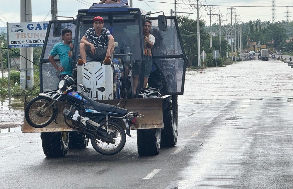Nguoi dan dung xe may cay dua nguoi qua vi tri ngap. Anh: Duy Tuan