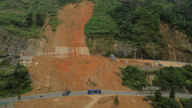 Trạm thu phí BOT Sa Pa vẫn ngổn ngang sau gần 4 tháng sạt lở