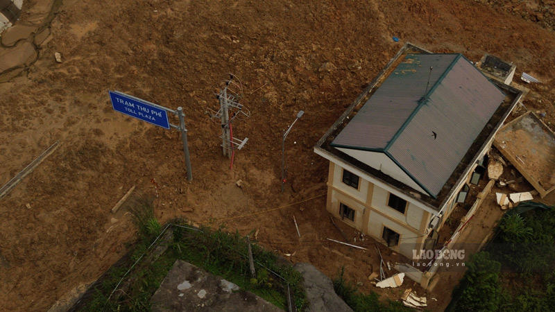 Nha dieu hanh van tan hoang sau gan 4 thang xay ra sat lo. Anh: Dinh Dai