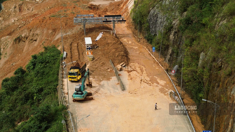 May moc duoc huy dong de don dat da nham som thong duong tro lai. Anh: Dinh Dai