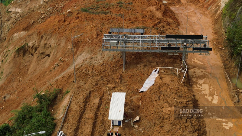 Sau sat lo, tram thu phi BOT Sa Pa dung hoat dong nhieu thang nay. Anh: Dinh Dai