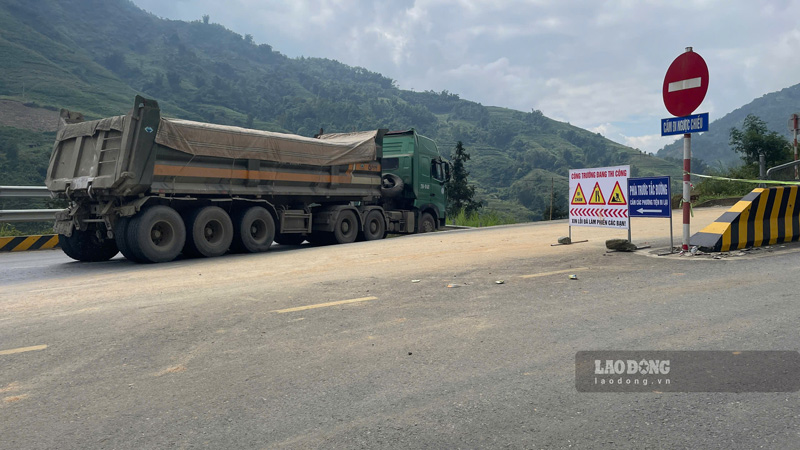 Cac phuong tien phai di chuyen xuong Quoc lo 4D. Anh: Dinh Dai