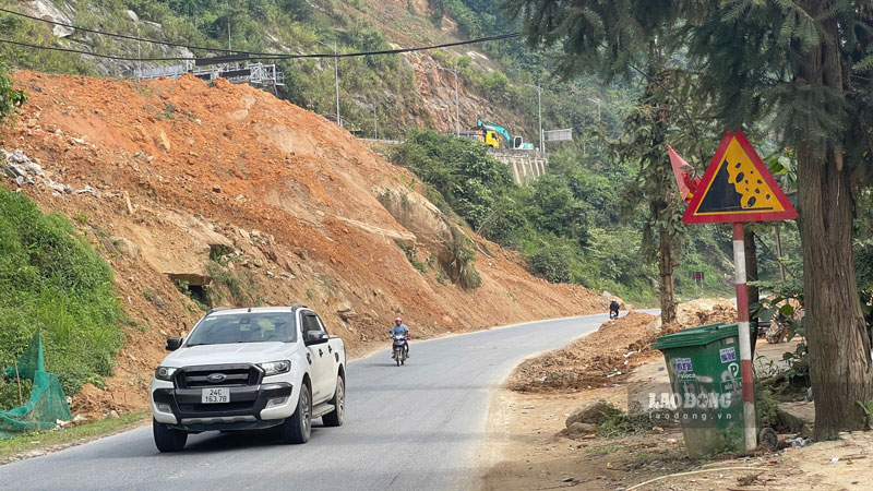 Du di chuyen duoi Quoc lo 4D nhung van con nguy co sat lo khi chua duoc khac phuc triet de. Anh: Dinh Dai