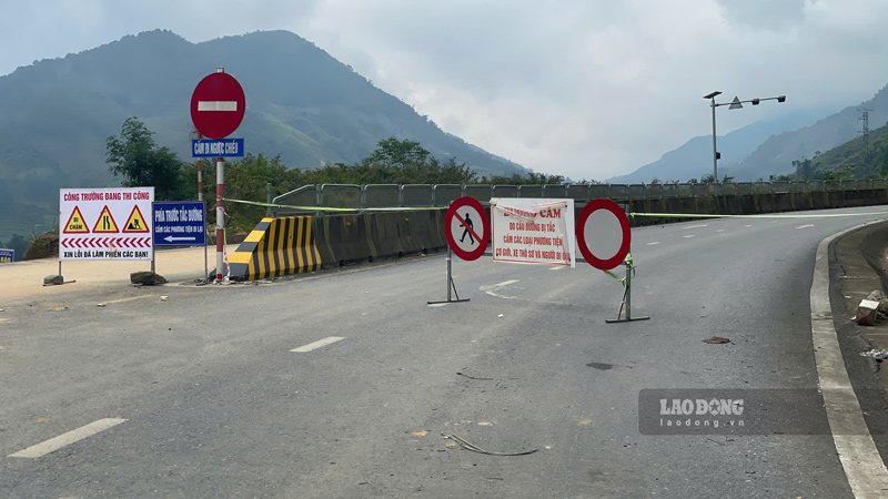 Duong qua tram BOT Sa Pa van cam nen cac phuong tien khong the luu thong den cau Mong Sen. Anh: Dinh Dai