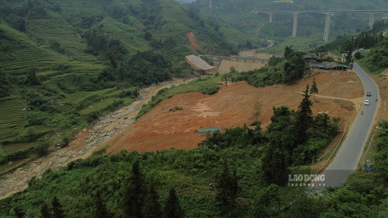 Tram thu phi sat lo va chua the khac phuc cung la nguyen nhan khien cac phuong tien khong the luu thong qua cau Mong Sen. Anh: Dinh Dai