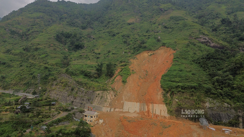 Nguoi dan mong don vi quan ly se tien hanh khac phuc sat lo, som dua tram thu phi hoat dong tro lai. Anh: Dinh Dai