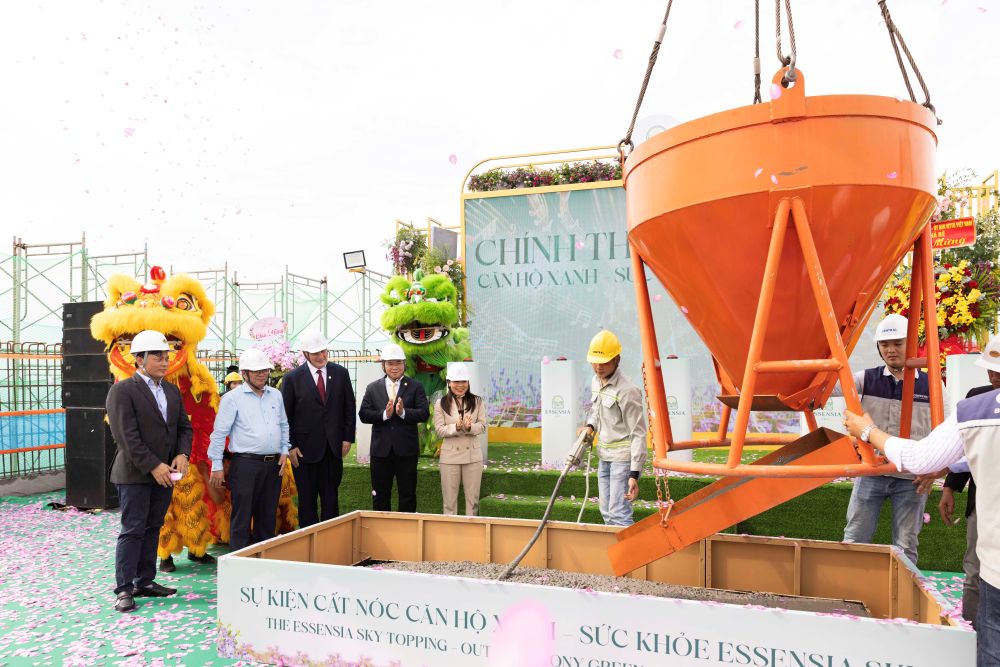 Truc cau dang tien hanh do be tong len san mai, danh dau thoi khac cong trinh hoan thien phan ket cau. Anh: Phu Long