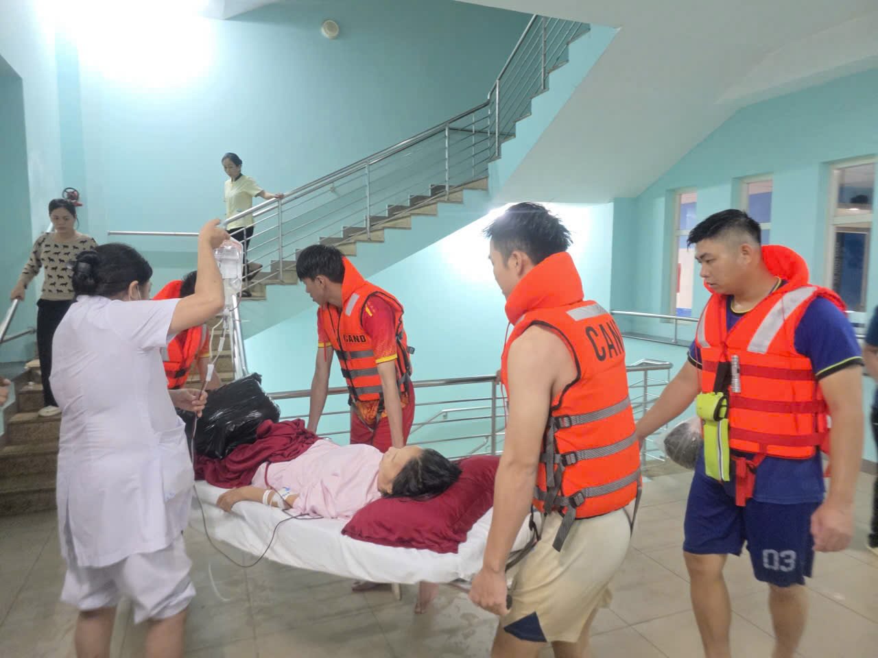 Luc luong vu trang va doi ngu y te Benh vien Trung uong Hue ho tro dua nguoi benh o cac khoa, phong bi ngap lut den noi an toan. Anh: Tran Hong.