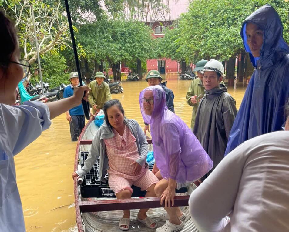 The authorities and the medical team of Hue Central Hospital promptly supported the pregnant woman to a safe place. Photo: Lan Huong.