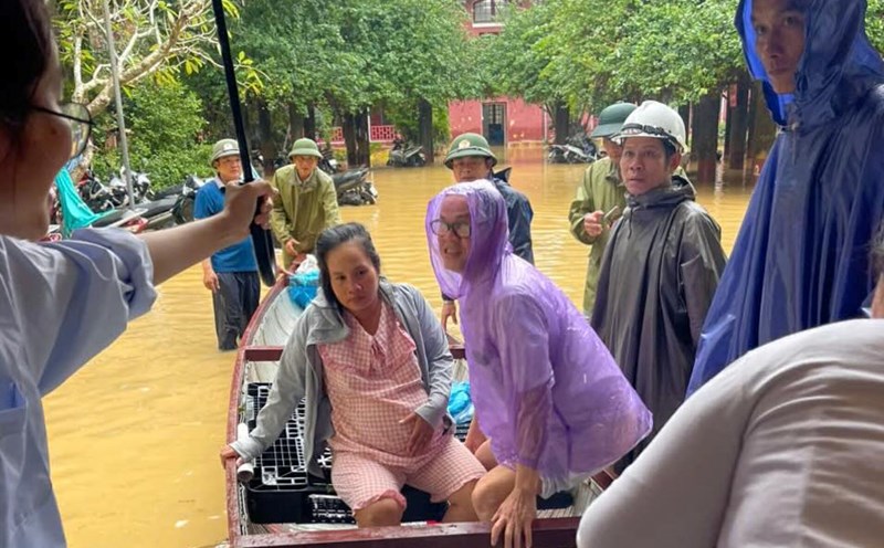 The authorities and the medical team of Hue Central Hospital promptly supported the pregnant woman to a safe place. Photo: Lan Huong.