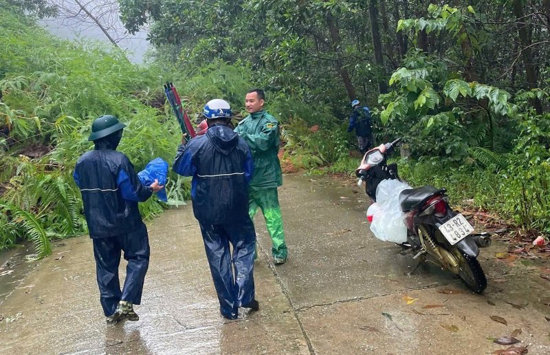 Anh Ho Van Linh (nguoi doi dien) chi huy luc luong xung kich xa Tra Leng, TP Da Nang phong chong thien tai. Anh: Phu Thien