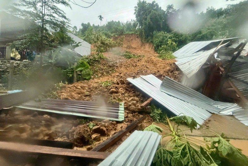 Mai lo giup dan, nha cua anh Ho Van Linh - Chi huy truong Quan su xa Tra Leng, TP Da Nang bi sat lo vui lap. Anh: Phu Thien