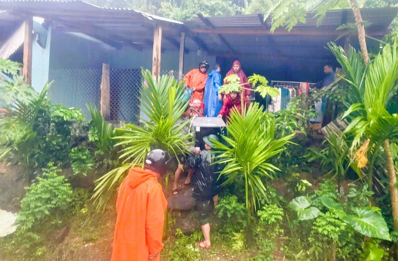 Chinh quyen xa Tra Leng chu dong so tan dan nguoi dan khoi khu vuc nguy hiem. Anh: Phu Thien