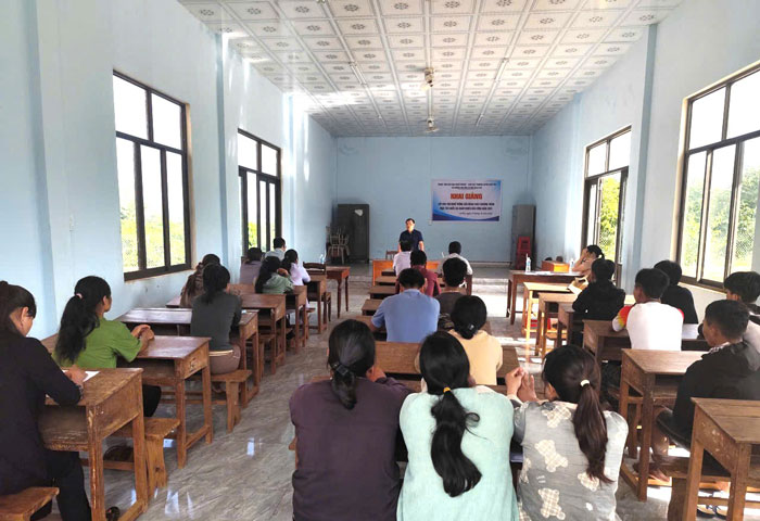 Lop nghe co dong du hoc vien tham du. Anh: Tra My