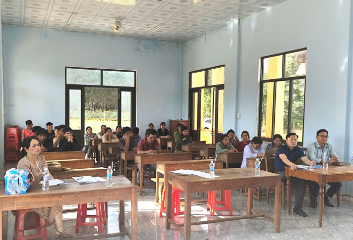 Khai giang lop hoc trong sau rieng. Anh: Tra My