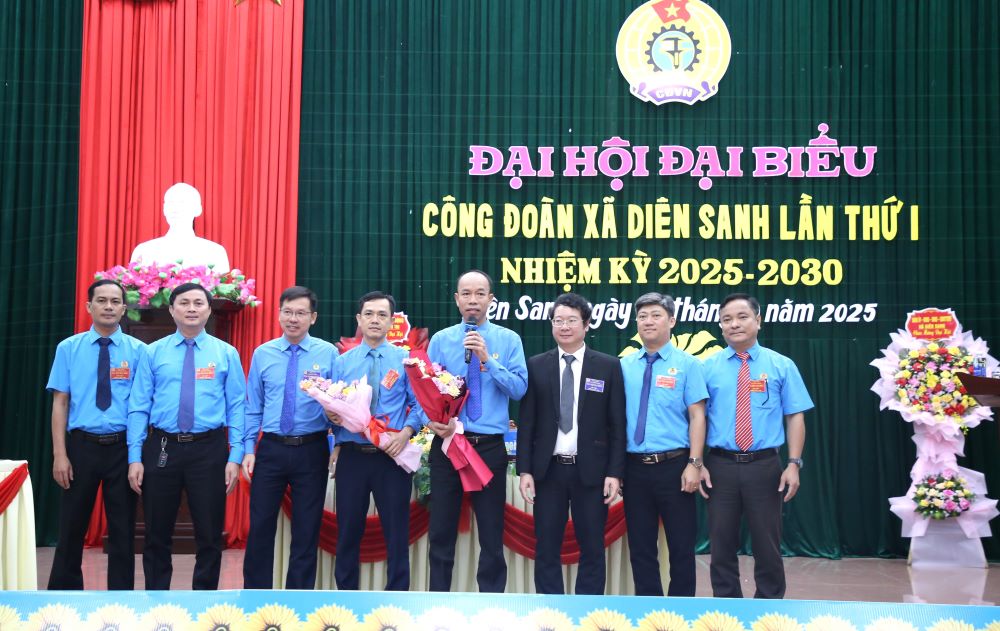  Ban Chap hanh Cong doan xa Dien Sanh ra mat, nhan hoa chuc mung. Anh: Hung Tho