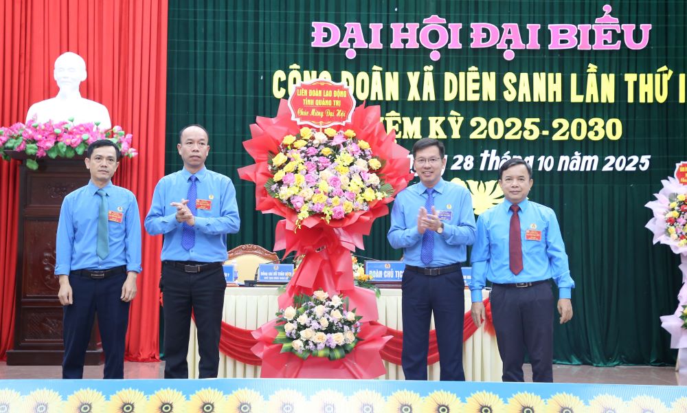 Lanh dao LDLD tinh Quang Tri (phai anh) tang hoa chuc mung Dai hoi Cong doan xa Dien Sanh. Anh: Hung Tho