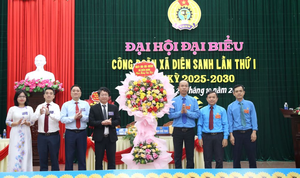 Xa Dien Sanh (trai anh) tang cho chuc mung Dai hoi Cong doan xa Dien Sanh. Anh: Hung Tho