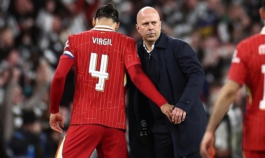 Van Dijk không còn là chốt chặn đáng tin cậy của Liverpool.  Ảnh: AFP