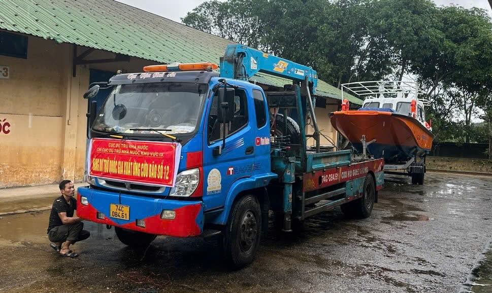 Cac mat hang, nhu yeu pham duoc cap vao Hue sang 28.10. Anh: Hai Ly