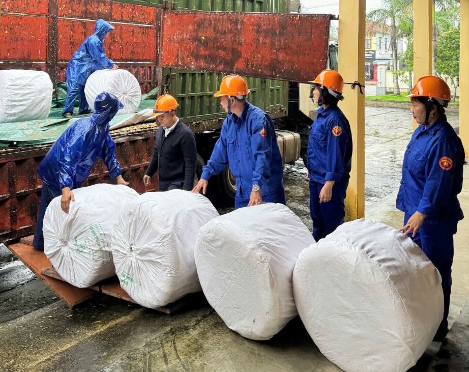 Goods are exported to Hue City to overcome floods. Photo: Hai Ly
