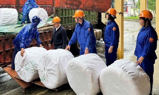 Hàng hóa được xuất cấp đến TP Huế để khắc phục lũ lụt. Ảnh: Hải Lý