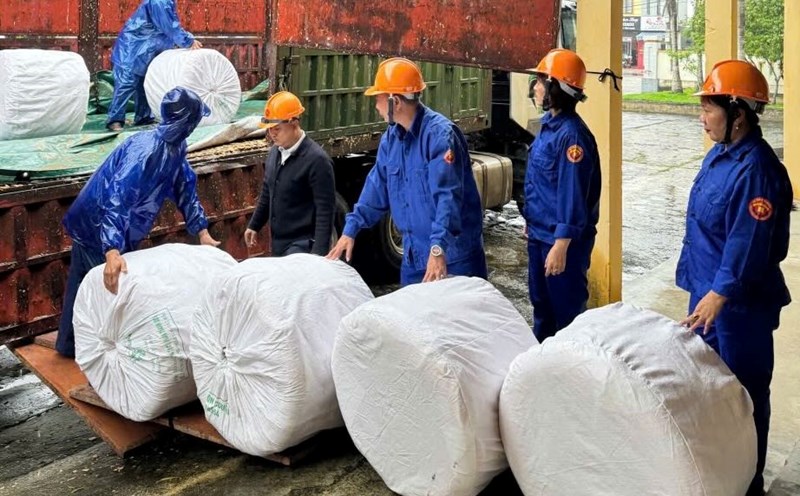 Goods are exported to Hue City to overcome floods. Photo: Hai Ly