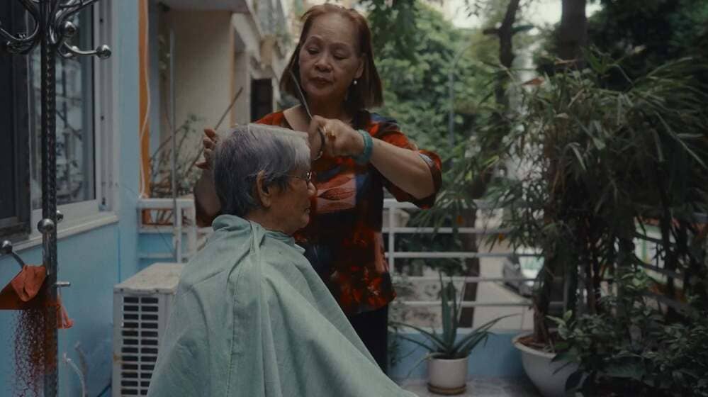 Bo phim “Que huong la chum khe chua” ke cau chuyen ve Huy. Trong gia dinh Huy, co rat nhieu dieu khong duoc noi ra.