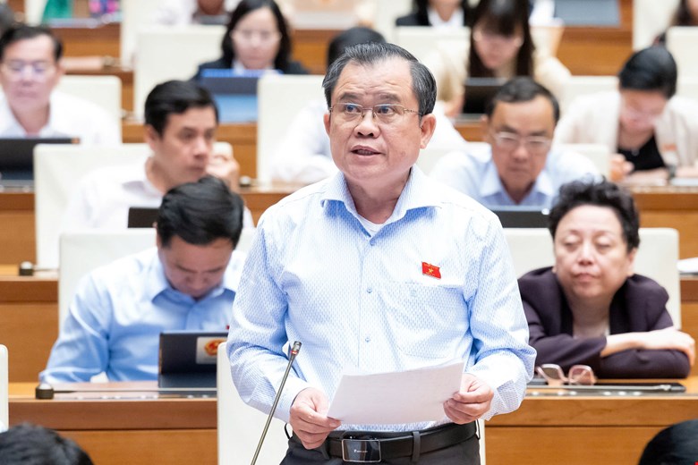 National Assembly delegate Nguyen Tam Hung (HCMC delegation) proposed to strongly decentralize to the commune level in environmental inspection management at the grassroots level. Photo: Quochoi.vn