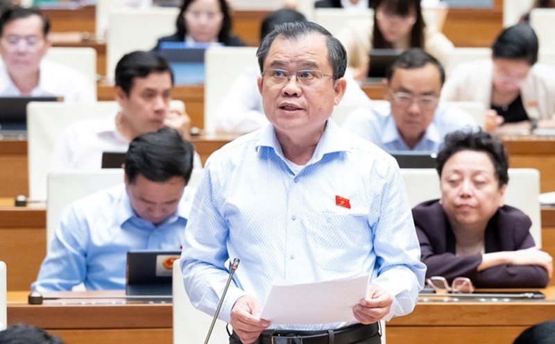 National Assembly delegate Nguyen Tam Hung (HCMC delegation) proposed to strongly decentralize to the commune level in environmental inspection management at the grassroots level. Photo: Quochoi.vn