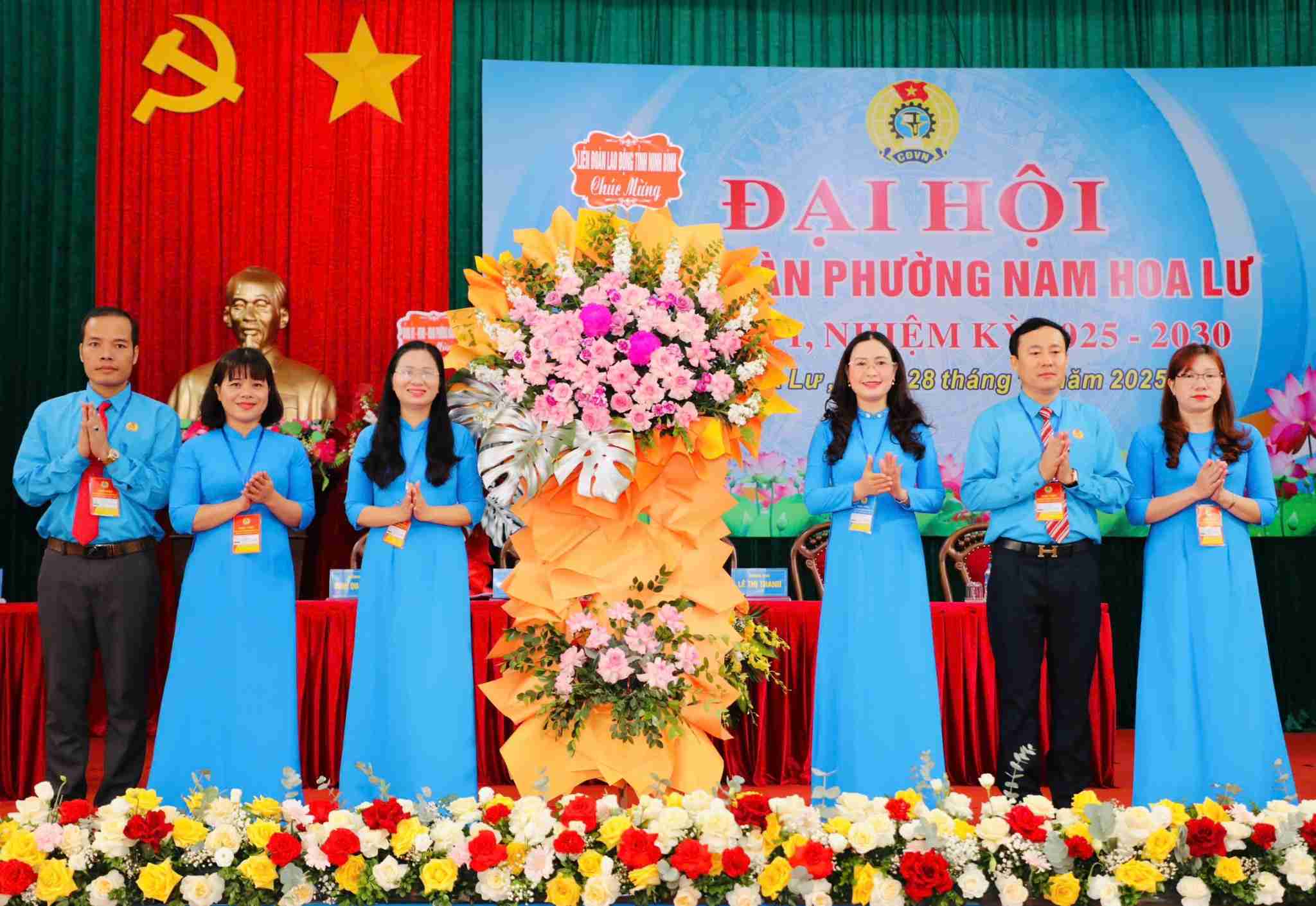 Dai dien lanh dao LDLD tinh Ninh Binh tang hoa chuc mung Dai hoi. Anh: Nguyen Truong