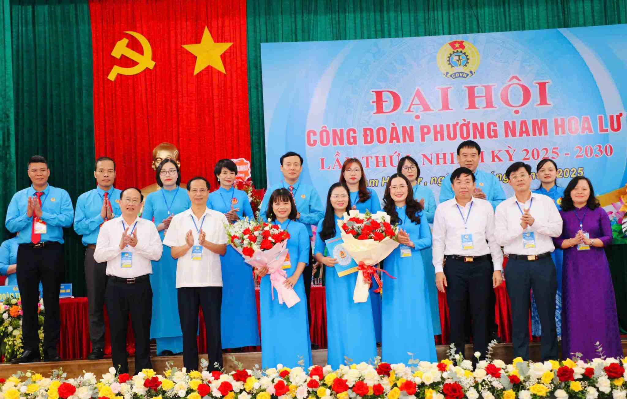 Lanh dao LDLD tinh Ninh Binh va phuong Nam Hoa Lu tang hoa chuc mung Ban Chap hanh Cong doan phuong nhiem ky 2025 - 2030. Anh: Nguyen Truong
