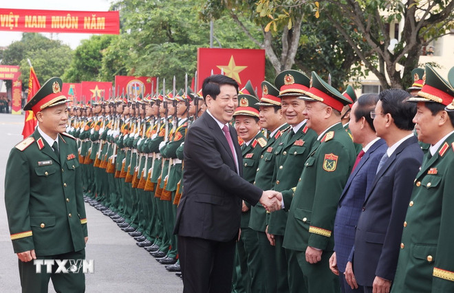 Chu tich nuoc Luong Cuong voi cac dai bieu du Le ky niem 80 nam Ngay truyen thong Luc luong vu trang Quan khu 3. Anh: TTXVN