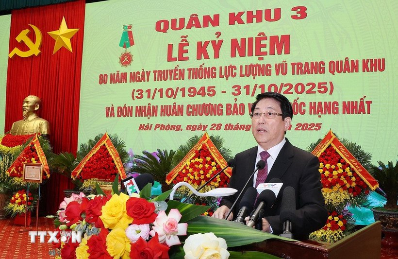 The President mentioned the requirement to continue to effectively implement the policy of adjusting the organization of the armed forces of Military Region 3 in the direction of "streamlining, compactness, strength, and modernity". Photo: VNA